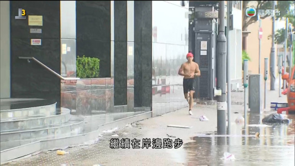 颱風紅霞｜堅尼地城大隻仔余先生半裸冒雨跑步 受訪大晒精壯胸肌背肌畫面瘋傳