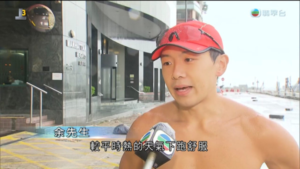 颱風紅霞｜堅尼地城大隻仔余先生半裸冒雨跑步 受訪大晒精壯胸肌背肌畫面瘋傳