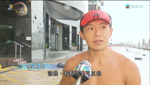 颱風紅霞｜堅尼地城大隻仔余先生半裸冒雨跑步 受訪大晒精壯胸肌背肌畫面瘋傳