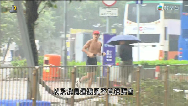 颱風紅霞｜堅尼地城大隻仔余先生半裸冒雨跑步 受訪大晒精壯胸肌背肌畫面瘋傳