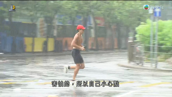 颱風紅霞｜堅尼地城大隻仔余先生半裸冒雨跑步 受訪大晒精壯胸肌背肌畫面瘋傳