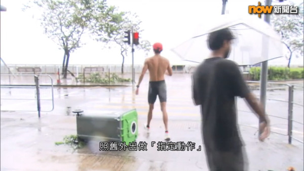 颱風紅霞｜堅尼地城大隻仔余先生半裸冒雨跑步 受訪大晒精壯胸肌背肌畫面瘋傳