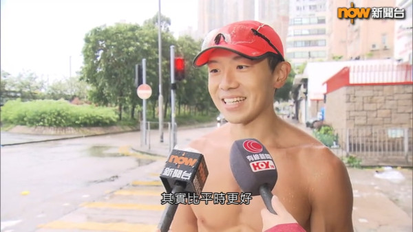 颱風紅霞｜堅尼地城大隻仔余先生半裸冒雨跑步 受訪大晒精壯胸肌背肌畫面瘋傳