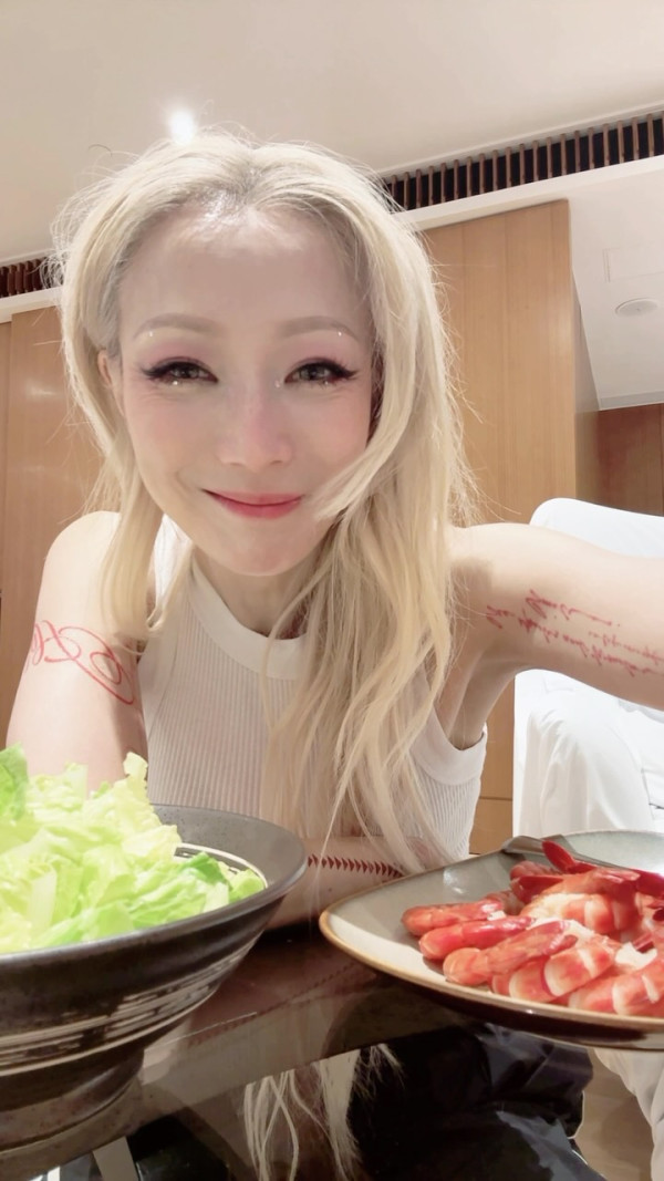 鄭秀文IG再宣布噩耗消息坦認無奈 自曝幾乎暈倒：「需要在極短時間消化災難」