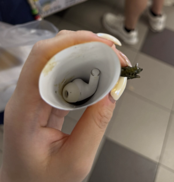葵廣食手卷食出AirPods 食到最後一啖先見 店家急退款 網友笑爆：玩奇趣杯送禮呀