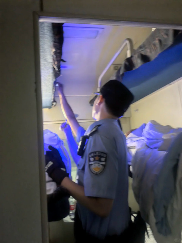 內地火車上鋪乘客竟直接床上小便! 女乘客床縫滴尿險「中頭獎」 職員咁處理惹不滿!