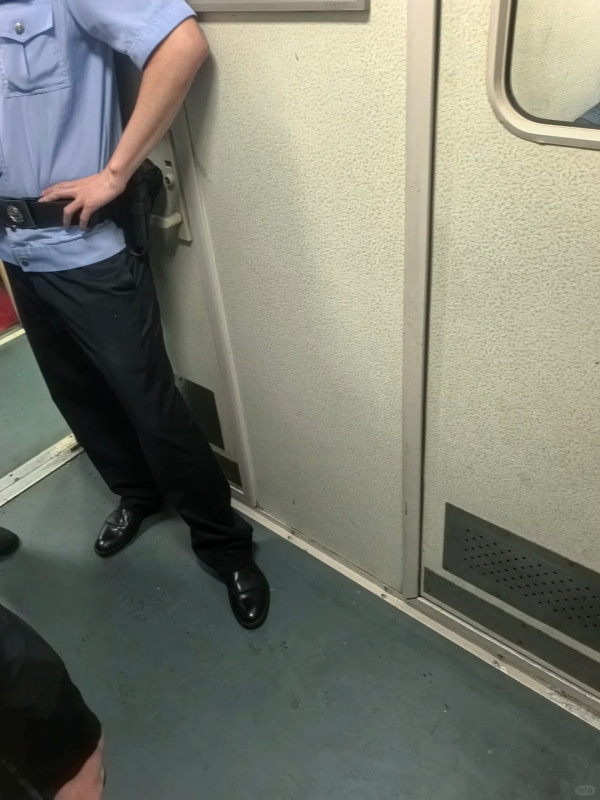 內地火車上鋪乘客竟直接床上小便! 女乘客床縫滴尿險「中頭獎」 職員咁處理惹不滿!