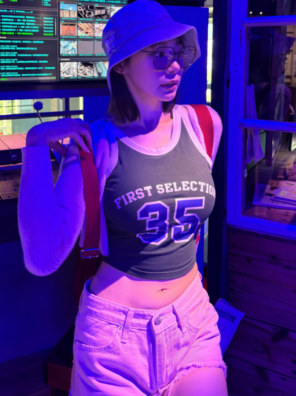 林明祯性感下衣失踪疑走光遮臀部！落地玻璃晒邪恶视角一览无遗犯规晒