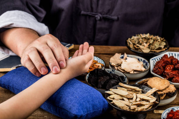 央視揭劇毒附子偽裝養生茶出售！極危中醫藥材僅3毫克即可致心臟麻痹死亡
