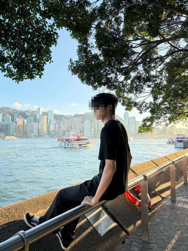 內地女稱維港海旁一位置遭偷拍裙底 網民反指違規:嗰度唔係畀你坐!