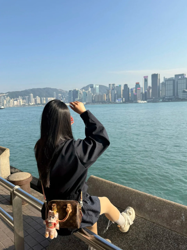 內地女稱維港海旁一位置遭偷拍裙底 網民反指違規:嗰度唔係畀你坐!