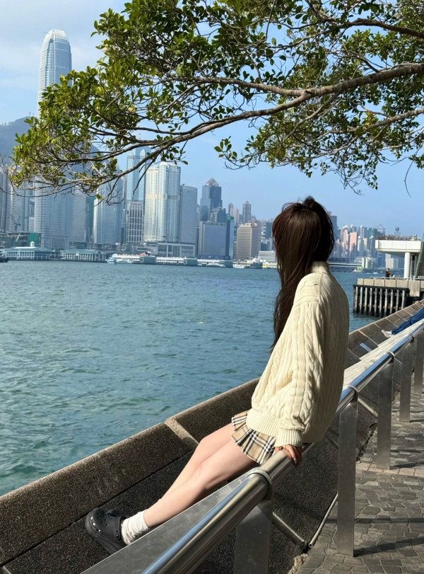內地女稱維港海旁一位置遭偷拍裙底 網民反指違規:嗰度唔係畀你坐!