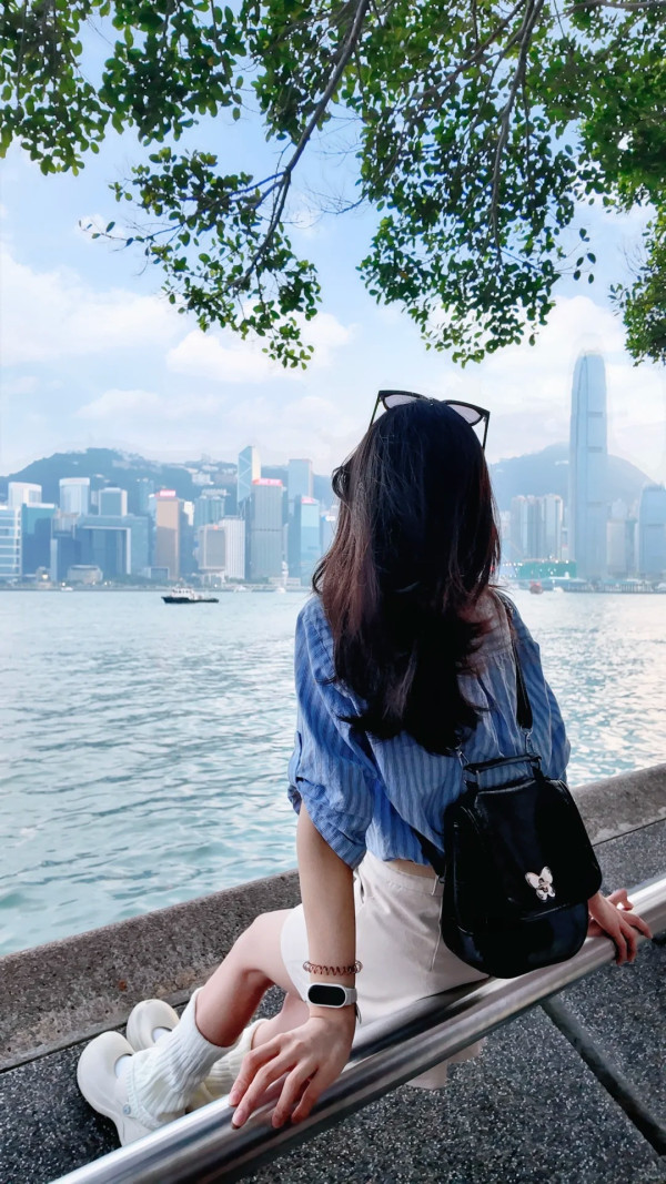 內地女稱維港海旁一位置遭偷拍裙底 網民反指違規:嗰度唔係畀你坐!