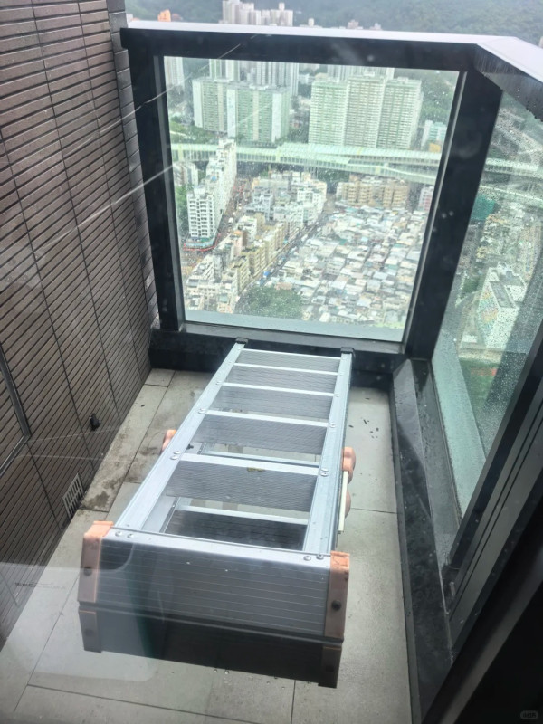 打风阳台放铝梯出事！吹倒卡死玻璃门变密室逃脱 网友献计1招神救援