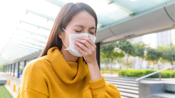 25歲女喉嚨痛死忍4天險窒息！醫生警告別亂食抗生素：1招分辨普通發炎與扁桃腺膿腫