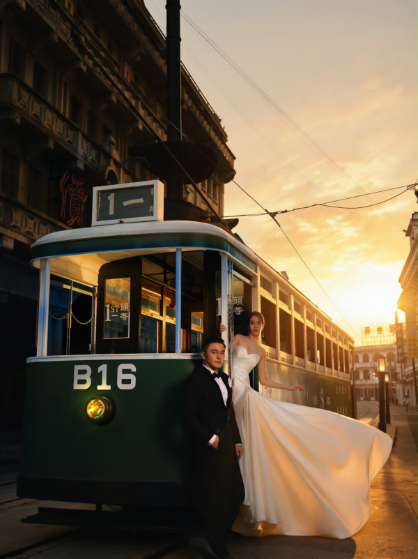 楊明莊思明公開華麗結婚相曝吉隆坡婚禮！豪擲過百萬打造頂級嫁衣成香港第一人