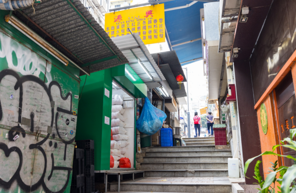 香港小店门口张贴“问路$20”！游客怒斥歧视 网友反击：日问夜问怎么做生意？