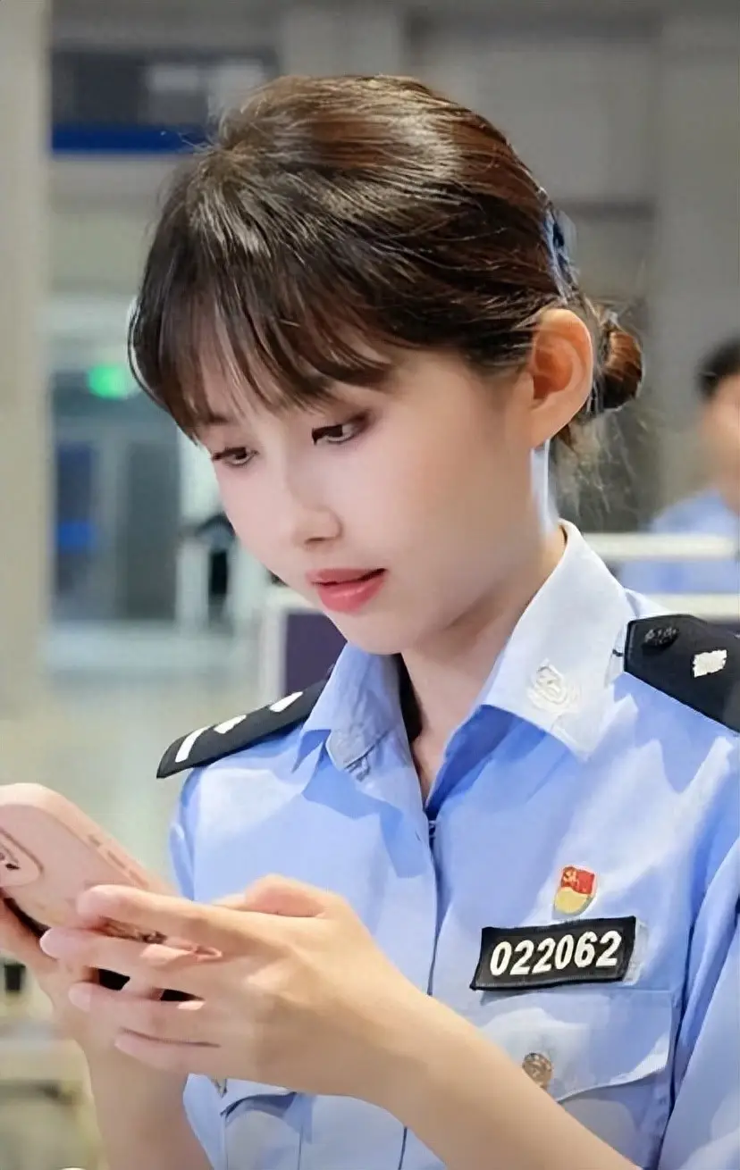 上海女警側臉撞臉邱淑貞網絡爆紅！氣質神似經典「小昭」 網民：比親生女更像本尊 