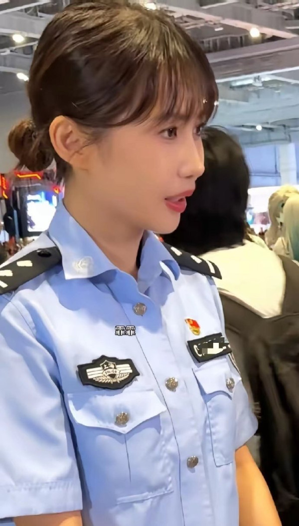 上海女警側臉撞臉邱淑貞網絡爆紅！氣質神似經典「小昭」 網民：比親生女更像本尊 