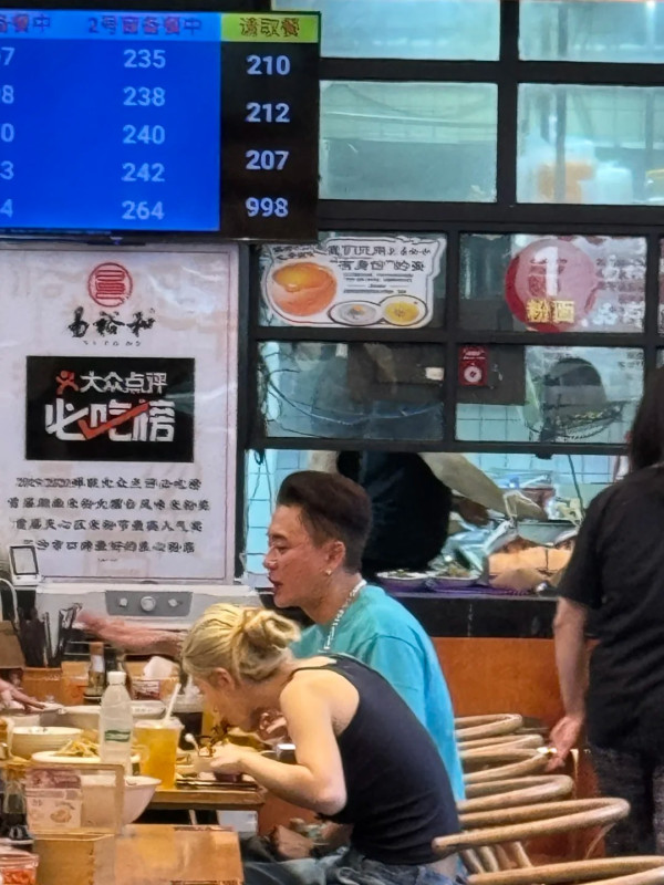 黃宗澤傳新戀情與金髮女郎撐枱腳斷正！女方身份曝光相差20歲竟是落選港姐