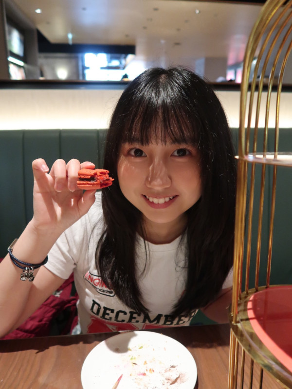 童星“美心妹妹”杨铠凝18岁生日成人礼！最新近照曝光，女大十八变，花样滑冰冠军文武双全