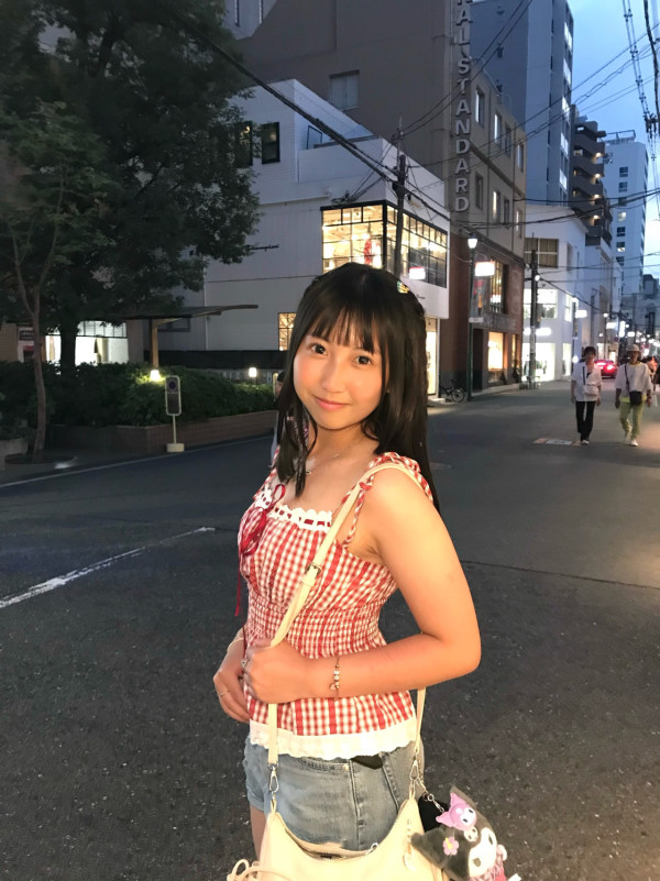 童星“美心妹妹”杨铠凝18岁生日成人礼！最新近照曝光，女大十八变，花样滑冰冠军文武双全