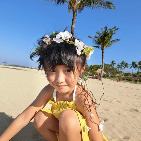 童星“美心妹妹”杨铠凝18岁生日成人礼！最新近照曝光，女大十八变，花样滑冰冠军文武双全