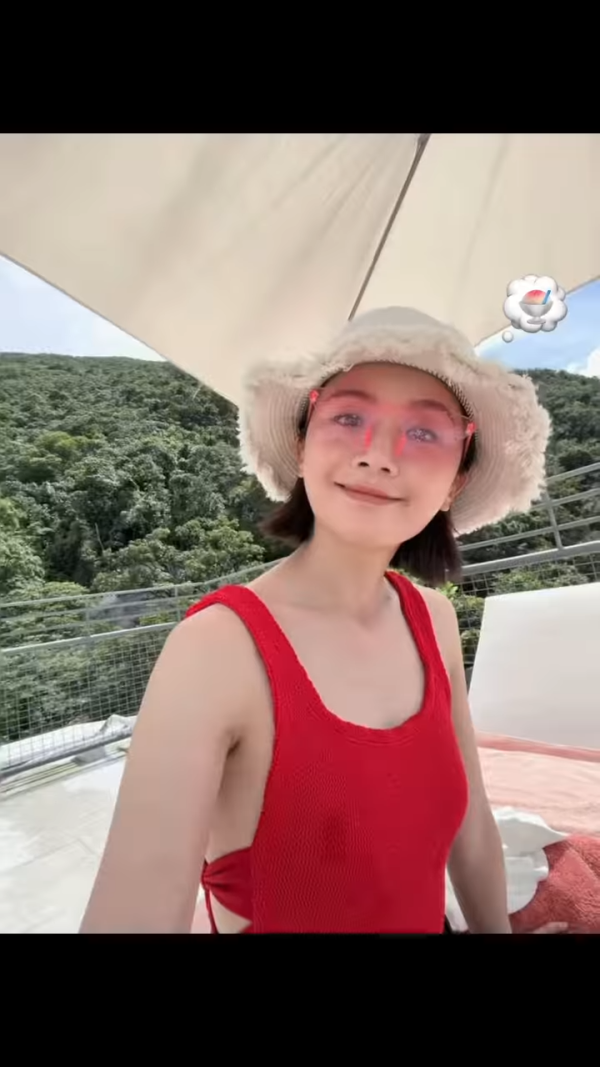 阿Sa蔡卓妍罕晒泳衣照藏性感心機！老公視角晒43歲少女身材天台戲水