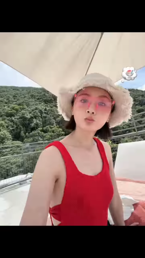 阿Sa蔡卓妍罕晒泳衣照藏性感心機！老公視角晒43歲少女身材天台戲水