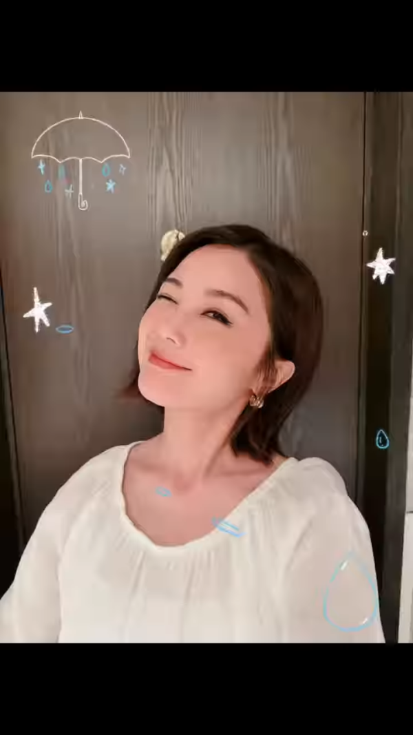 阿Sa蔡卓妍罕晒泳衣照藏性感心機！老公視角晒43歲少女身材天台戲水