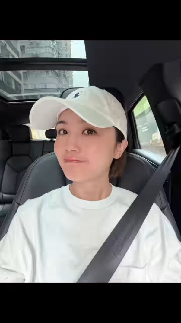 阿Sa蔡卓妍罕晒泳衣照藏性感心機！老公視角晒43歲少女身材天台戲水