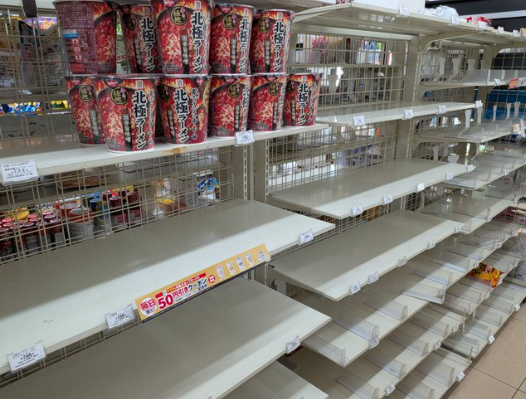熊本地震便利店貨架被搶空 唯獨「一款杯麵」原封不動 網民分析非常時期求生考量 