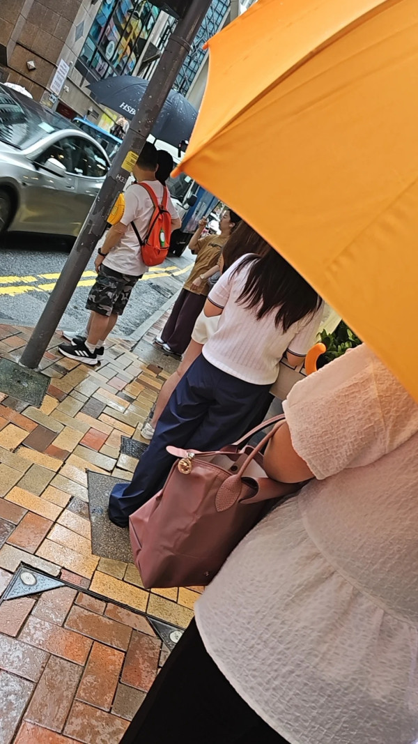 夏蘭特$28同款頭繩掀搶購！銅鑼灣小店雨天照排長龍 網店頻頻斷貨