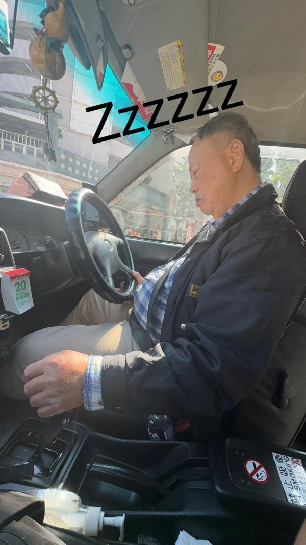 搭的士玩命？內地客驚見白髮司機邊瞓邊揸車 網民爆恐怖經歷：自稱快90歲