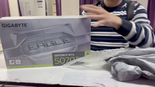 【影片瘋傳】俄羅斯買家網購RTX 5070Ti顯示卡 包裝內僅兩公升礦泉水 網民：至少畀Vodka啦