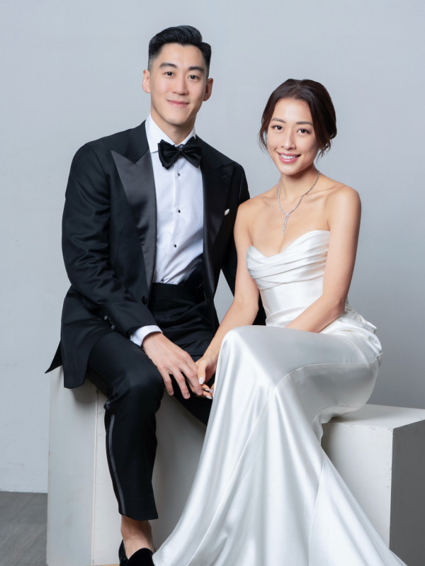 34岁前港姐公开结婚照报喜,晒巨型钻戒!金融才俊未婚夫高颜值不输现役男星