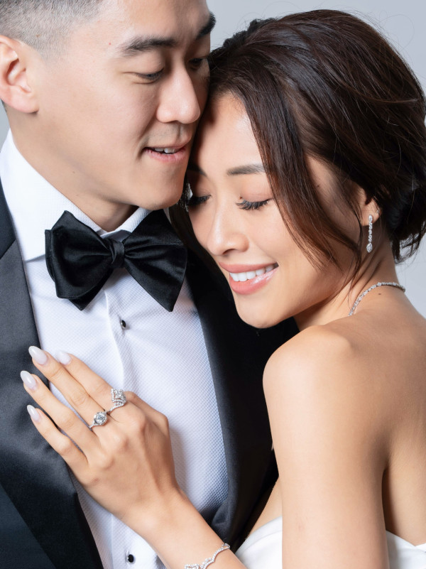 34岁前港姐公开结婚照报喜,晒巨型钻戒!金融才俊未婚夫高颜值不输现役男星