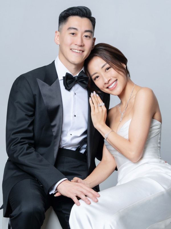 34岁前港姐公开结婚照报喜,晒巨型钻戒!金融才俊未婚夫高颜值不输现役男星