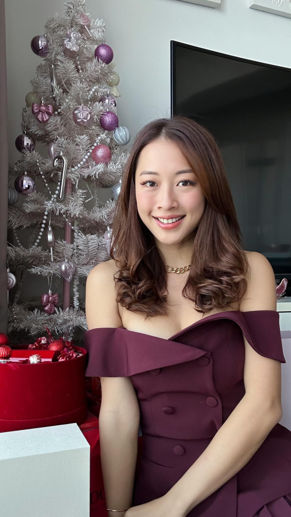 34岁前港姐公开结婚照报喜，晒巨型钻戒！金融才俊未婚夫高颜值不输现役男星