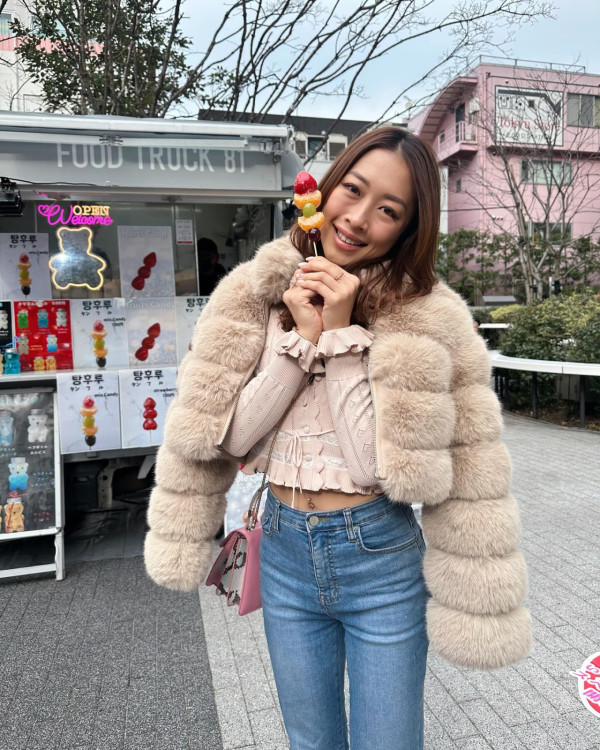 34岁前港姐公开结婚照报喜，晒巨型钻戒！金融才俊未婚夫高颜值不输现役男星