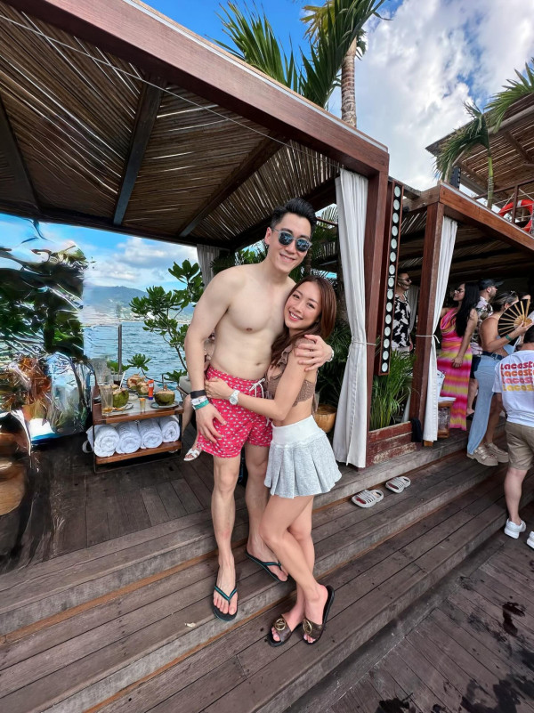 34岁前港姐公开结婚照报喜，晒巨型钻戒！金融才俊未婚夫高颜值不输现役男星