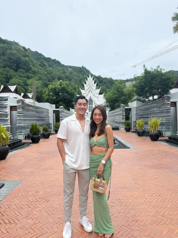 34岁前港姐公开结婚照报喜，晒巨型钻戒！金融才俊未婚夫高颜值不输现役男星