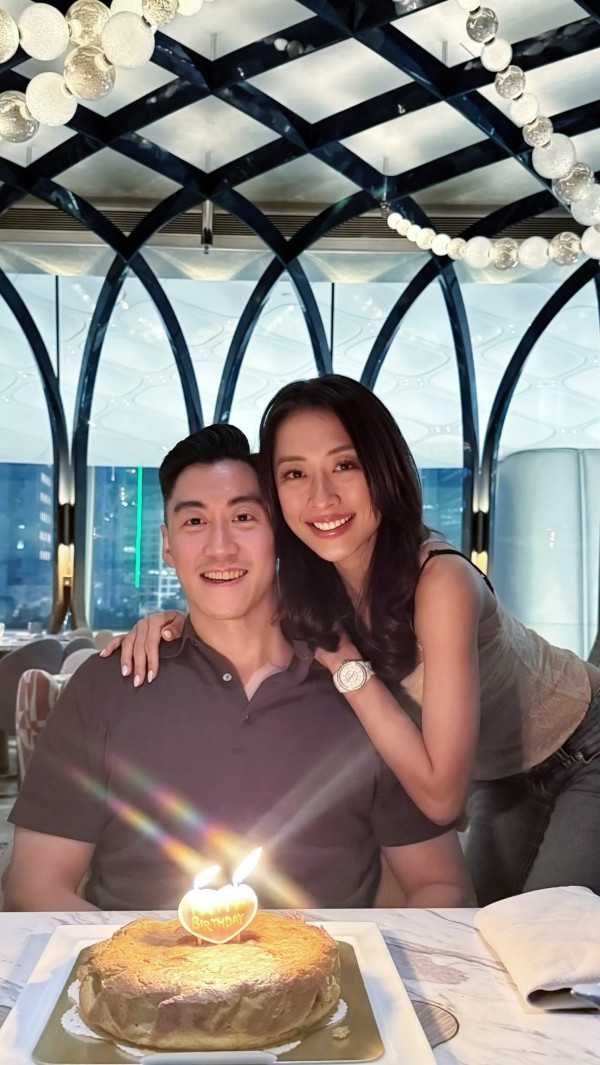 34岁前港姐公开结婚照报喜，晒巨型钻戒！金融才俊未婚夫高颜值不输现役男星