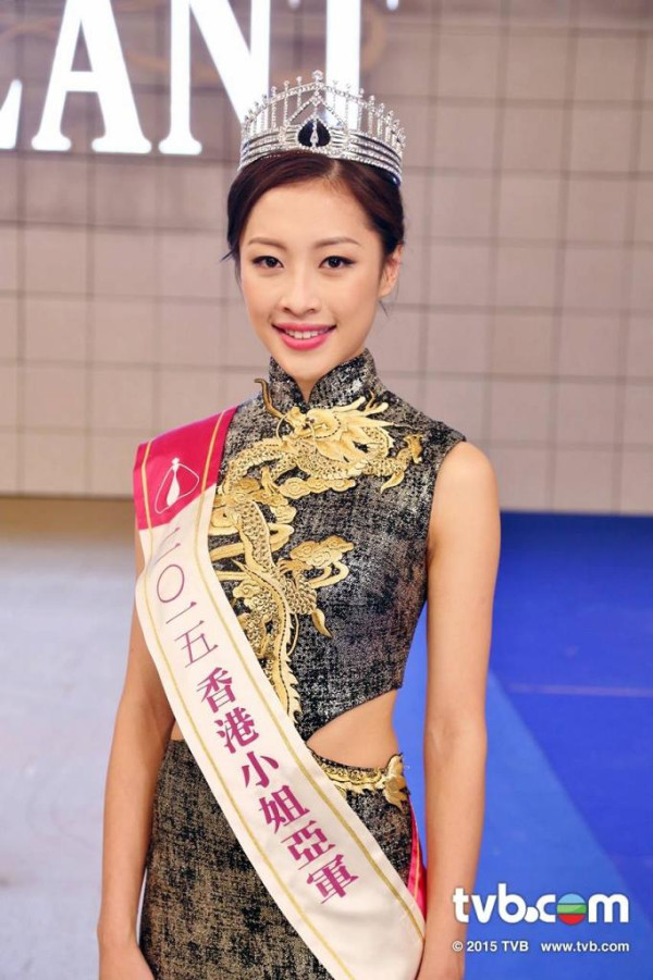 34岁前港姐公开结婚照报喜，晒巨型钻戒！金融才俊未婚夫高颜值不输现役男星