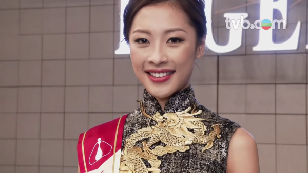 34岁前港姐公开结婚照报喜，晒巨型钻戒！金融才俊未婚夫高颜值不输现役男星