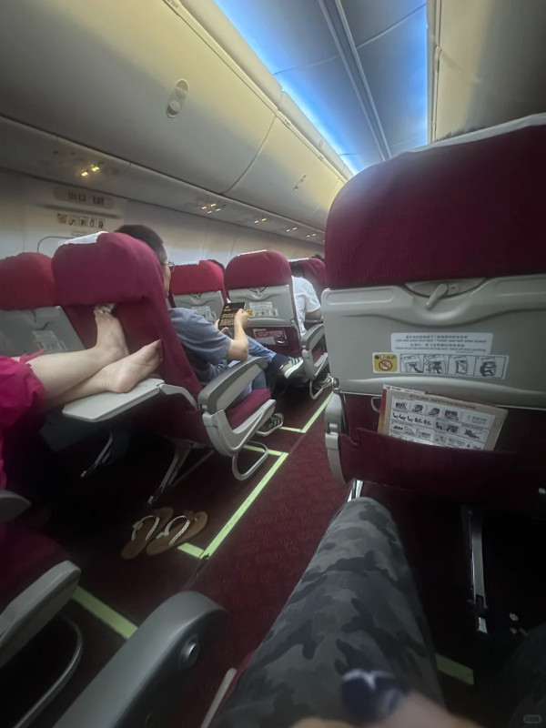 內地大媽乘客飛機上脫鞋餐枱晾腳！同機乘客怒轟：和塞我嘴裏有甚麼分別 