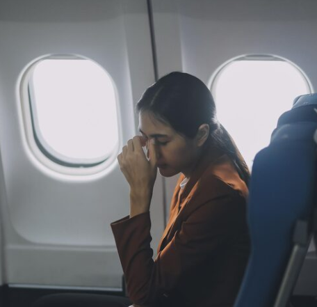 旅遊冷知識｜飛機上的「神秘三角形」是甚麼？揭秘機艙黃金座位！防暈機兼打卡一流 