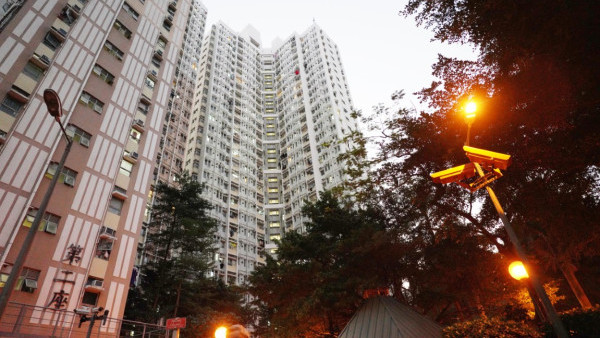 屯门纳米公屋迫爆?港人拆厨房门摆冰箱 弃垃圾房后急问:交屋点算?网民教奇招补救