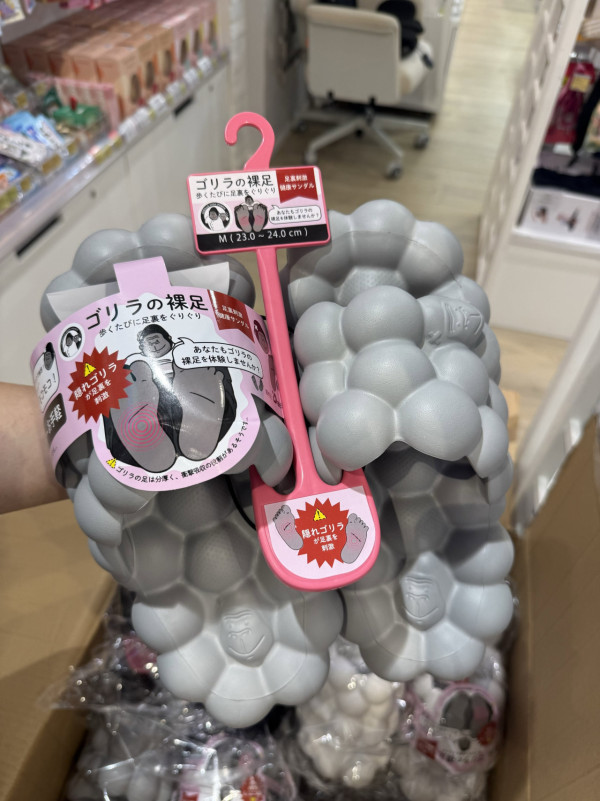 LOG-ON $119大猩猩石春拖鞋突爆红!网友笑:脚趾味波堤?门店免费试穿