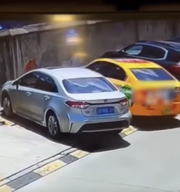 【有片】停車場踩錯油門變「對穿牆」 網民：霍格華茲九又四分三月台